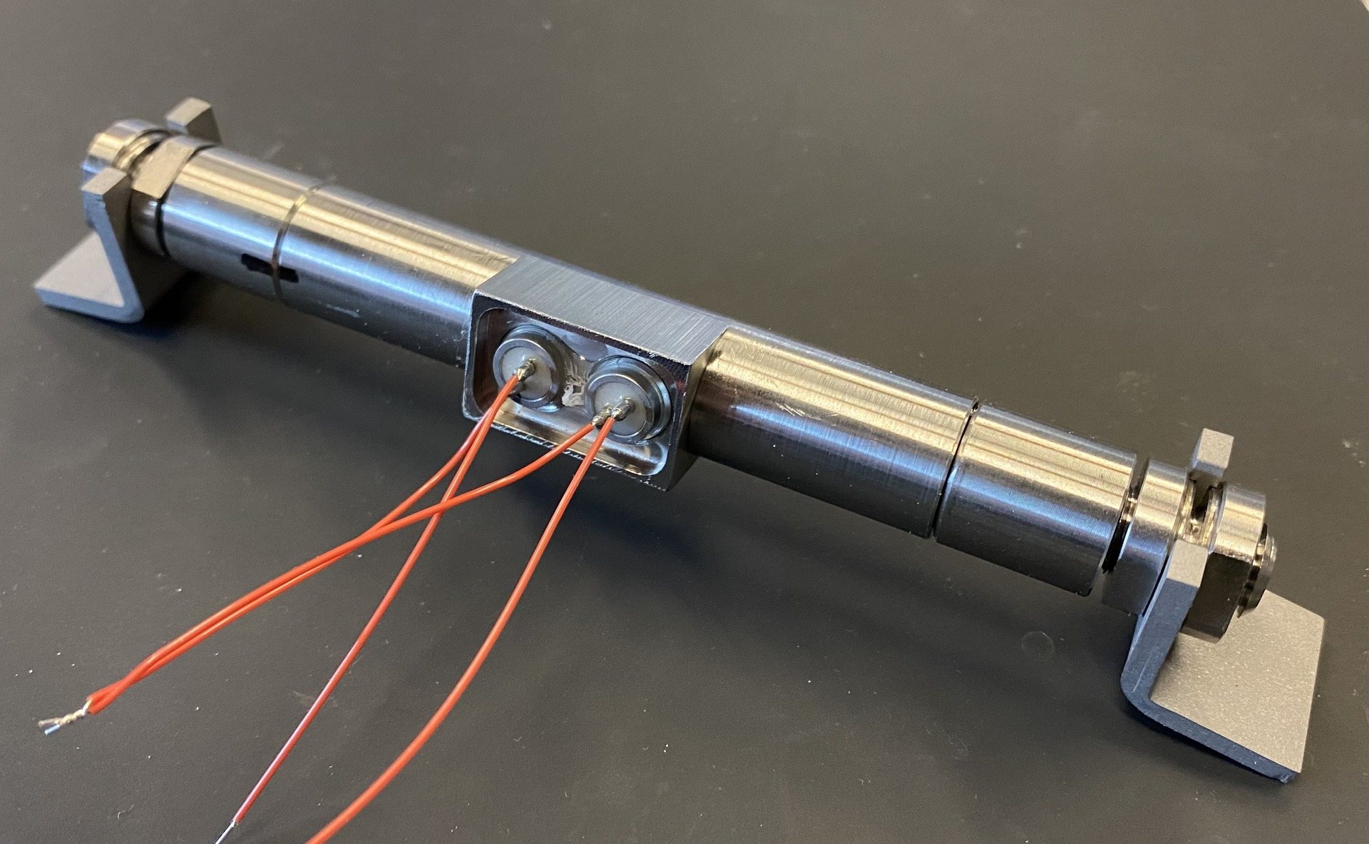 Vibrating wire sensor opened up: the two coils and the wire